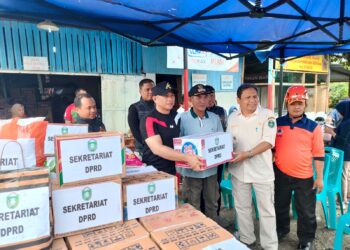 Peduli Korban Bencana Banjir. Staf Sekreratariat DPRD Parepare Patungan