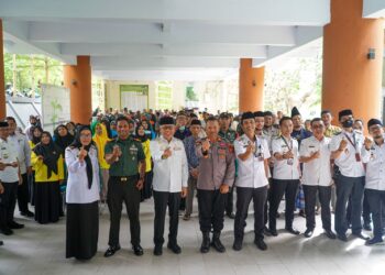 Wali KotaTaufan Pawe Serahkan Insentif Triwulan I di Kecamatan Soreang Parepare