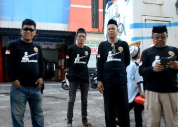 Wujud Kebersamaan, Ormas LKPM Pinrang Bagikan 500 Takjil