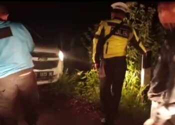 Polres Torut Bantu Evakuasi Kendaraan Wisatawan Yang Nyaris Masuk Jurang