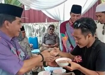 Gubernur Kaltara Jadi Koki dan Layani Tamunya Menikmati Coto Makassar, di Tanjung Selor