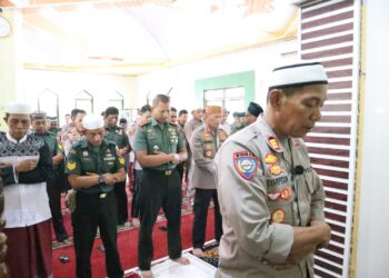 Sinergitas TNI-Polri di Sidrap Gelar Shalat Dzuhur Secara Berjama’ah dan Tadarus Al-Quran