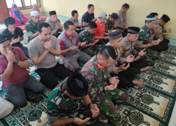 Wujud Sinergitas TNI-Polri, Polsek Dua Pitue Polres Sidrap Bersama Koramil 1420-05 Sholat Berjamaah dan Manre Sipulung