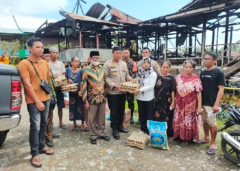 7 Tujuh Rumah Terbakar di Jampu, Polres Soppeng Datang Beri Bantuan