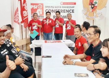 Perkuat Struktur Kepengurusannya, Ketua DPD PSI Makassar Serahkan SK 3 Kabiro