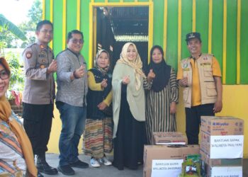 Erna Rasyid Taufan Serahkan Bantuan Kepada Warga Penerima Rumah Layak Huni Baznas Parepare