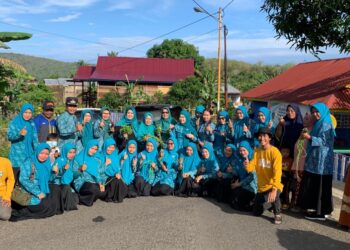 Erna Rasyid Taufan Panen Perdana di Kebun PKK Watang Bacukiki dan Berdakwah