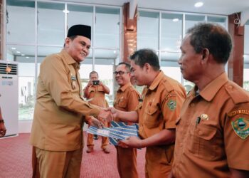 Penyerahan SK PNS Barru. Suardi Saleh : Senantiasa Menunjukkan Kinerja yang baik