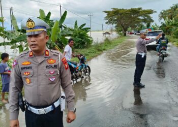 Banjir Rendam Jalan Poros Sidrap – Pinrang , Kapolres Sidrap Gerak Cepat Turunkan Personel Melakukan Pengaturan Lalin