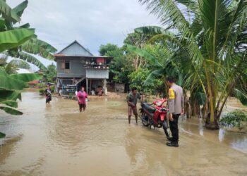 Debit Air Naik, Personil Polsek Dua Pitue Sidrap Gerak Cepat Pantau Lokasi Banjir