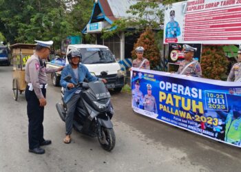 Hari ke-5 Operasi Patuh Pallawa 2023, Kasat Lantas Polres Sidrap Beri Hadiah ke Pengendara Yang Tertib Berlalulintas