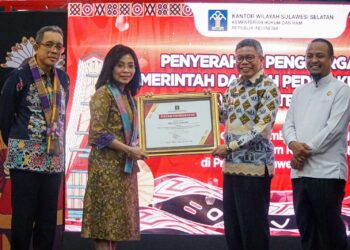 Wali Kota Taufan Pawe Terima Penghargaan Kemenkumham