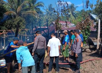 Polisi Gerak Cepat Bantu Warga Padamkan Kobaran Api di Bolabulu