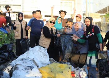 Erna Rasyid Taufan Bersama Puluhan Komunitas Parepare, Aksi Bersih-bersih Sampah di Anjungan Cempae