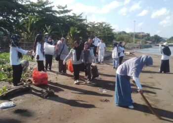 Aksi Serentak Bappeda Parepare Bersihkan Pantai Mattirotasi