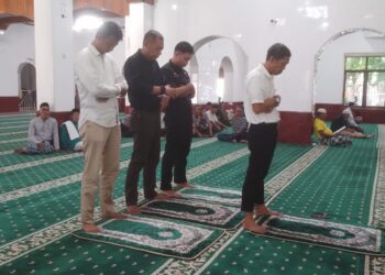 Tiba di Kota Cinta, Penjabat Wali Kota Parepare Sempatkan Salat Zuhur di Masjid Raya