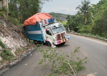 Gagal Nanjak, Truk Tergelincir ke Tebing Pakoro Pinrang