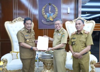 Diterima Taufan Pawe, PJ Gubernur Sulsel Serahkan Surat Pengangkatan Husni Syam Sebagai Sekda Kota Parepare