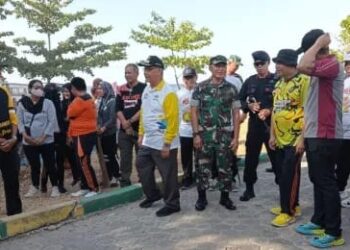 Wawali Pangerang Bersama Ketua DPRD Parepare, Bersihkan Pantai Matras