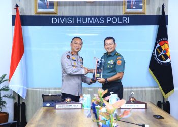 Kadiv Humas Terima Kunjungan Kapuspen TNI, Sinergitas Kunci Lewati Tantangan