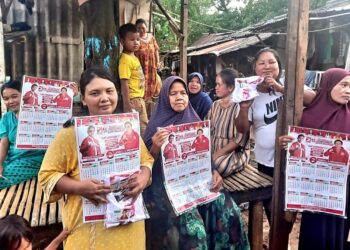 Menyusuri Perkampungan, Caleg PSI James Wehantouw Gencarkan Blusukan Bagikan Kalender dan Kaos