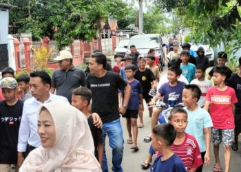 Ke TPS, Saharuddin Alrif Bersama Istri Menyapa Warga di Sepanjang Jalan