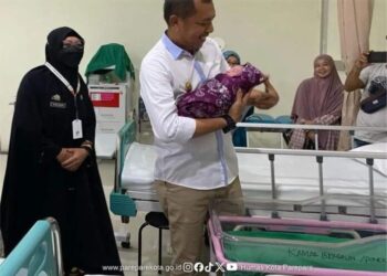 Pj Wali Kota Akbar, Menjenguk 2 Bayi Lahir Di RSUD Andi Makkasau, Bertepatan HUT Parepare ke-64