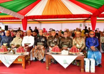 Puncak HJS ke-460. Pj Bupati Sinjai dan Tamu Gunakan Pakaian Adat Bugis