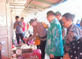 Jelang Ramadhan 1445 H, Wakapolres Sidrap Dampingi Pj. Bupati Cek Harga Sembako