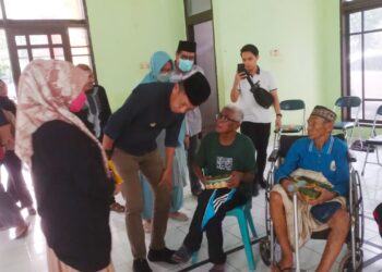 Berbagi Kebahagiaan Ramadan, Pj Wali Kota Parepare Beri Bingkisan Lansia di Panti Jompo