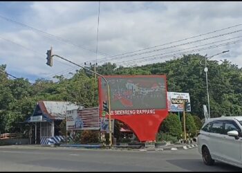 Polres Sidrap Luncurkan Sosialisasi Penerimaan Anggota Polri Melalui Videotron di Perempatan Lampu Merah