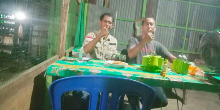 Camat Batulappa Mursalim (kiri) bersama wartawan MERPOS. (Foto : Rahim Paggo)