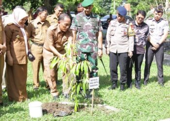 Hari Bumi, Pemkot Parepare Tanam 2.500 Bibit Pohon. Ini Kata Sekda Husni Syam