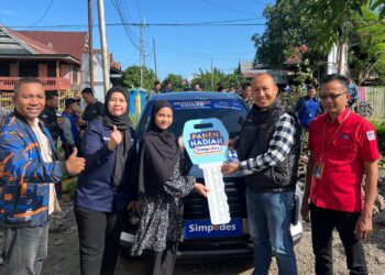 Pemimpin Cabang BRI Sidrap Serahkan 2 Mobil Hadiah Undian Simpedes ke Pemenang Langsung di Kediamannya
