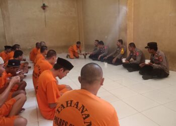 Semangat Berbagi Sambut HUT RI Ke-79, Wakapolres Sidrap Berbagi dan Makan Bersama Tahanan