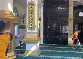 Implementasi Program Prioritas Kapolres, Tim BBM Polres Sidrap Bersihkan Tempat Ibadah