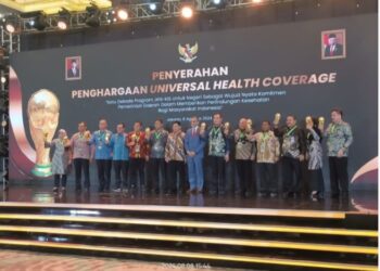 Penjabat Bupati Sidrap Raih Penghargaan Universal Health Coverage, Tropinya Diserahkan Wakil Presiden