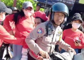 Insiden Peserta Gerak Jalan Pingsan, Bhabinkamtibmas Polres Sidrap Tanggap Evakuasi ke Puskesmas