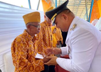 HUT ke-79 RI. Pj Bupati Sinjai Santuni Veteran. TR Fahsul Falah : Bentuk Apresiasi Atas Jasa Mereka