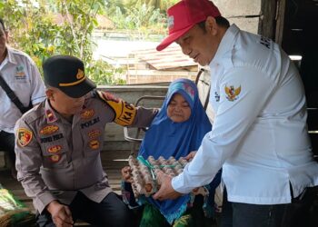 Polsek Pitu Riase Hadir di Tengah Kesulitan Dengan Mengunjungi Warga Kurang Mampu