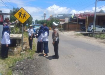 Sat Lantas Polres Sidrap Gandeng Jasa Raharja Bersihkan Rambu Lalu Lintas Demi Keselamatan