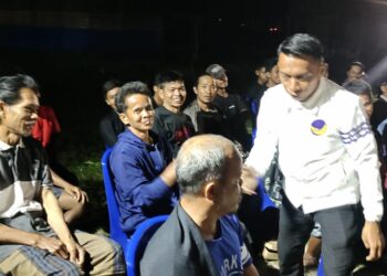 Sambut SAR-KANAAH, Ratusan Warga Kulo Sidrap Berdesakan Minta Jabat Tangan