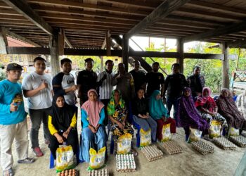 Peduli Lansia, Sat Reskrim Polres Sidrap Bagikan Bantuan di Program Jumat Berkah