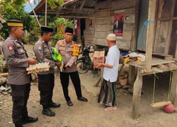 Jumat Berkah, Kapolsek Pitu Riase Hadirkan Senyum di Tengah Masyarakat
