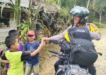 Polisi Sahabat Semua Kalangan: Kapolsek Pitu Riase Beri Perhatian Khusus untuk Prasejahtera dan Anak-Anak