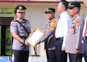 Pahlawan di Balik Seragam: Kapolres Sidrap Anugerahkan Penghargaan bagi Anggota Berprestasi