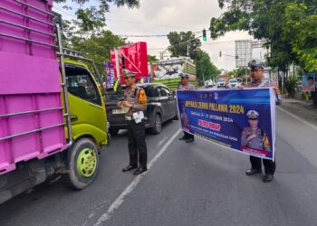 Operasi Zebra Pallawa 2024: Sat Lantas Sidrap Kampanye Keselamatan Lewat Stiker dan Pamflet