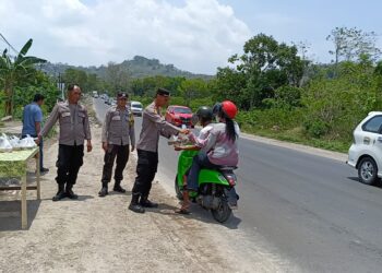 Jumat Berkah Polsek Watang Pulu: Wujud Kepedulian Lewat Nasi Kotak