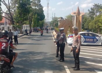 Sat Lantas Polres Parepare Berikan Pelayanan Pengawalan Aksi Unjuk Rasa Mahasiswa, di Kantor Wali Kota