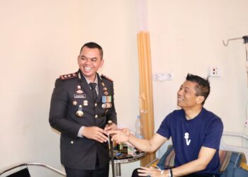 Kapolres Sidrap Bawa Motivasi untuk Anggota yang Terbaring Sakit di Rumah Sakit